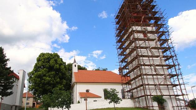 Oprava věže kostela svatého Bartoloměje v Radostíně nad Oslavou začala. Její rekonstrukci financují farnící s významným přispěním obecní samosprávy a Kraje Vysočina. 