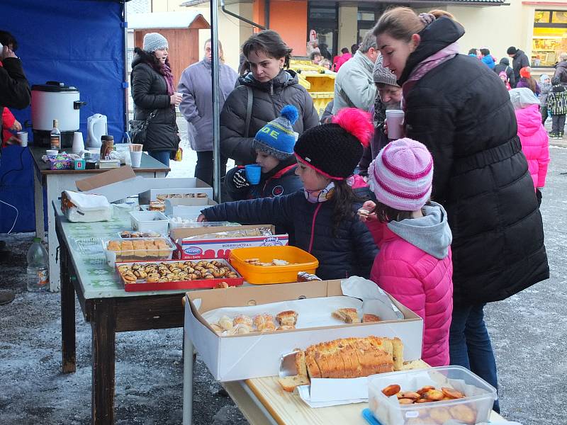 Na setkání u vánočního stromu v Nížkově na Žďársku nechyběl bohatý program pro děti i pro dospělé.