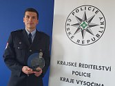 Žďárský policista Stanislav Sochor zachránil život své sousedce.