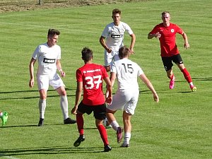 V prvním přípravném duelu na novou divizní sezonu doma podlehli fotbalisté FC Žďas Žďár (v bílém) jihomoravským Boskovicím (v červenočerném) 1:2.