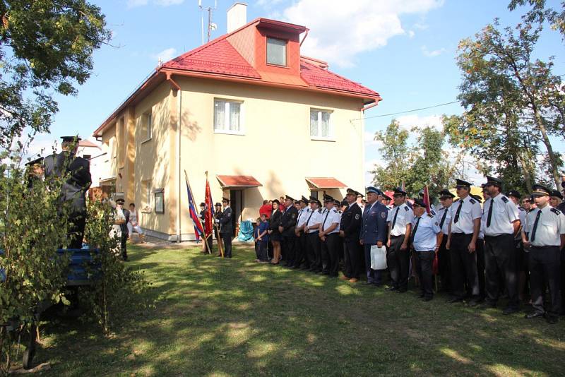 Rokytenští hasiči oslavili stopatnácté výročí. Oslavu zpestřil simulovaný zásah hasičských juniorů z Jam. Krásné půlkulaté „narozeniny“ členové místního i okolních sborů řádně zapili.