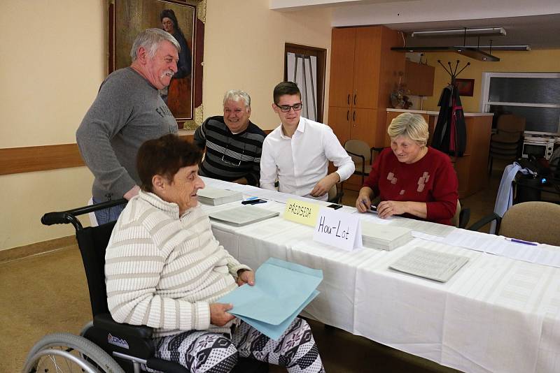 Lidé z volebního okrsku číslo jedna chodili volit do "Dépéesky".