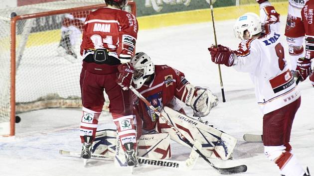 Hokejisté Žďáru nad Sázavou (v bílém) se po výhře v derby přiblížili dobytí druhé pozice. 
