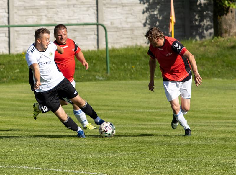 Sobotní souboj mezi fotbalisty domácí rezervy Nové Vsi (v červených dresech) a Bory skončil jasným vítězstvím hostujícího mužstva.
