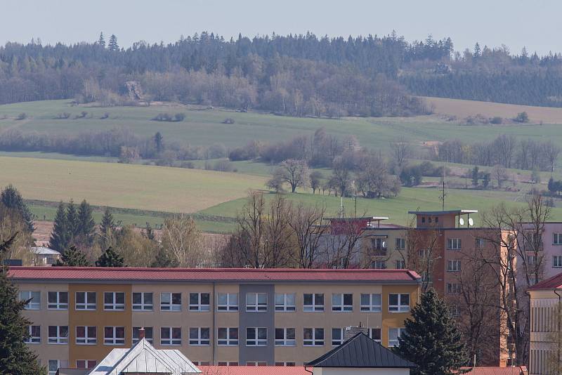 Pohled na Pohledeckou skálu z Nového Měst na Moravě.