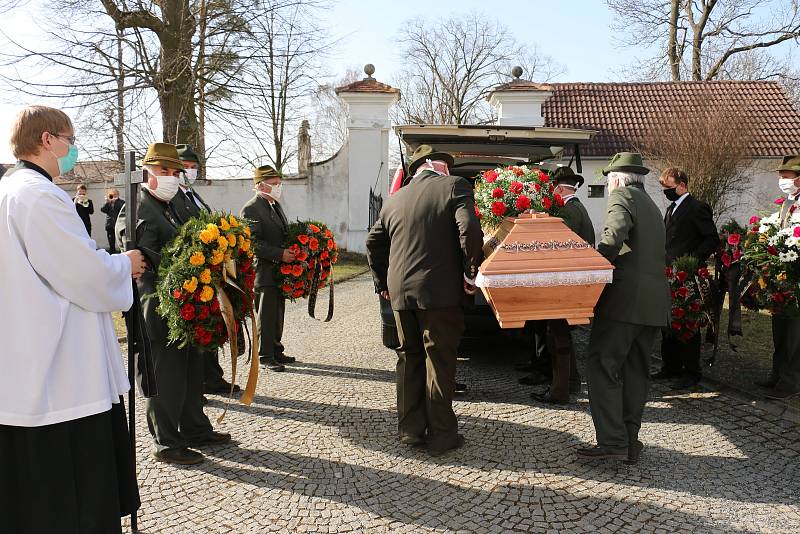 Smuteční obřad je v době pandemie dvakrát smutný.