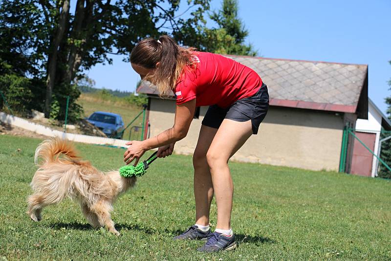 Jitka Hrdinová  je majitelkou výcvikového střediska Na konci světa. Se svými čtyřnohými mazlíčky zanechává v tuzemských i mezinárodních soutěžích v agility nesmazatelnou stopu.