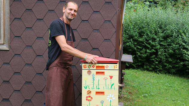 OBRAZEM: Úl v arboretu si mladí včelaři sami vyzdobili