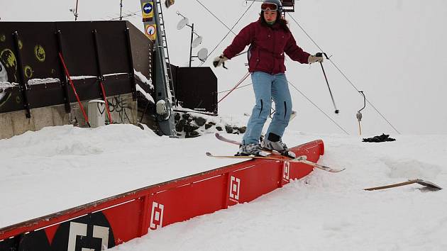 Příznivci adrenalinové jízdy na lyžích či snowboardu si nyní mohou vyzkoušet své dovednosti v nově otevřeném snowparku na Fajtově kopci.