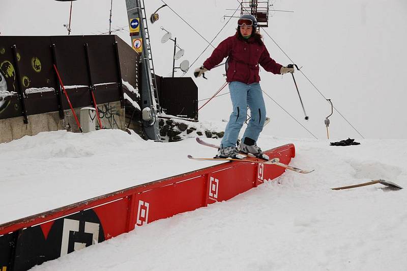 Příznivci adrenalinové jízdy na lyžích či snowboardu si nyní mohou vyzkoušet své dovednosti v nově otevřeném snowparku na Fajtově kopci.