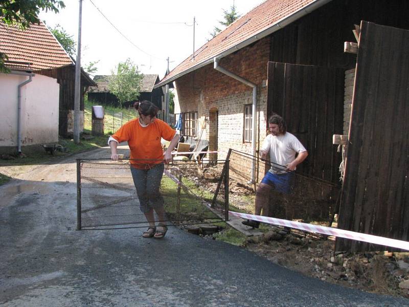 Lidé v pondělí uklízeli vše, co voda zničila.