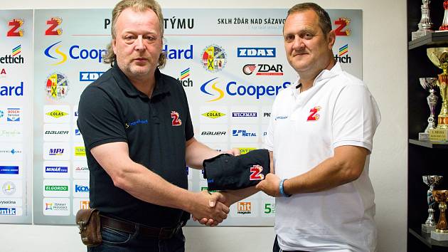 Takto se v srpnu roku 2016 při podpisu smlouvy usmívali manažer hokejistů Žďáru Miloslav Šimon (vlevo) a tehdy novopečený trenér Plamenů Michal Konečný.