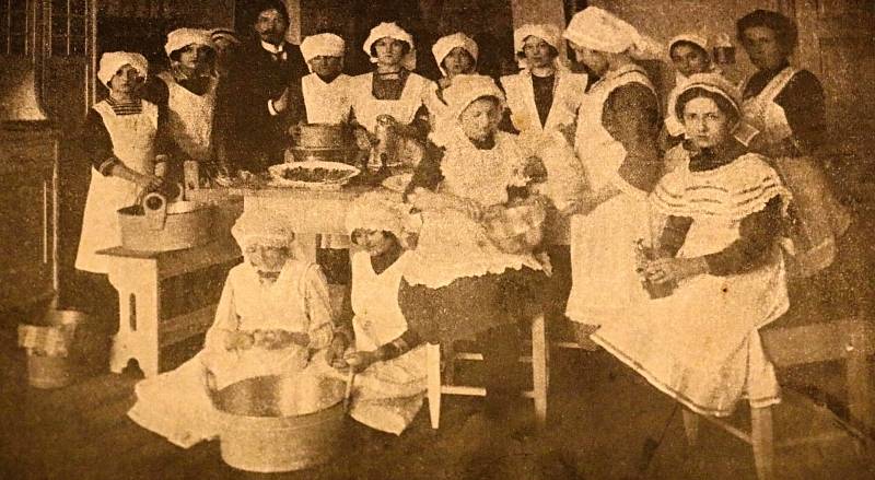 Nepřeberné množství starých receptů nabízí i dochované kuchařské knihy. Na snímku jsou členky kuchařského kurzu tehdejší oblíbené autorky kuchařských knih z počátku 20. stoleltí Anuše Kejřové.