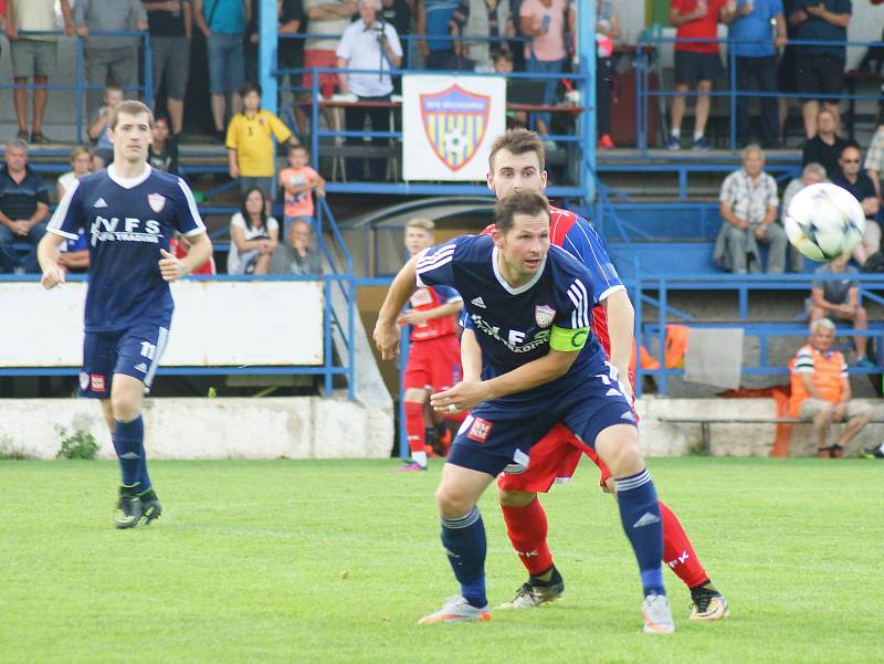 Lukáš Michal (v modrém dresu), který má i prvoligové zkušenosti, dotáhl jako správný kapitán fotbalisty Vrchoviny k triumfu v divizi a tím pádem i postupu do Moravskoslezské fotbalové ligy.