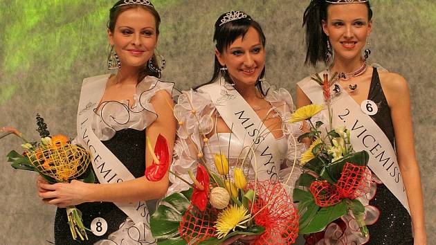 Miss Vysočiny pro rok 2008 se stala Andrea Navrátilová z Třebíče (uprostřed), titul první vicemiss získala Barbora Záňová z Chrasti u Chrudimi (vlevo), a druhou vicemiss se stala Štěpánka Havlíková z Třebíče.