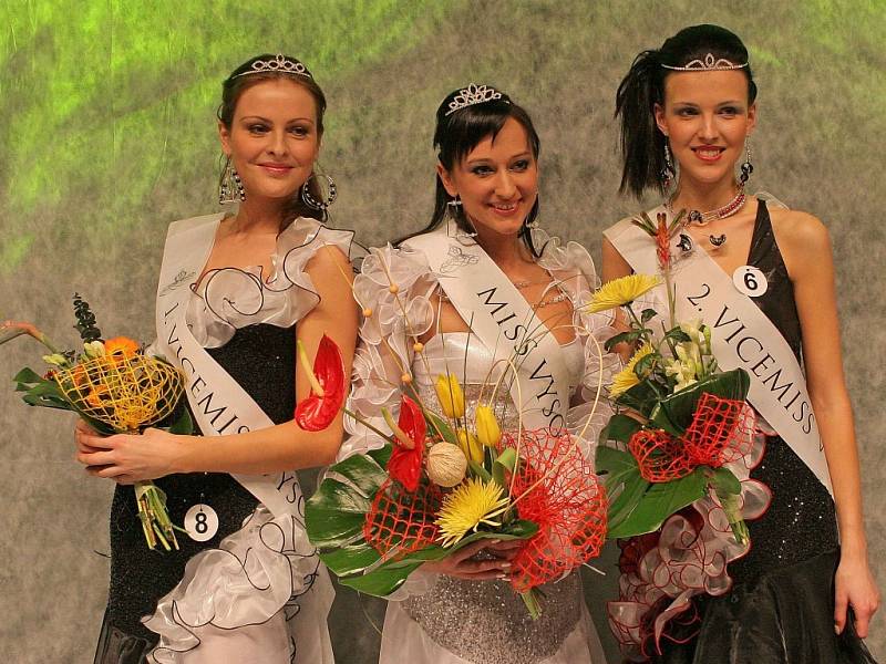 Miss Vysočiny pro rok 2008 se stala Andrea Navrátilová z Třebíče (uprostřed), titul první vicemiss získala Barbora Záňová z Chrasti u Chrudimi (vlevo), a druhou vicemiss se stala Štěpánka Havlíková z Třebíče.