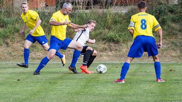 O bronzové příčce pro fotbalisty Velké Bíteše (ve žlutých dresech) musel v jejich souboji se Zbraslaví rozhodnout až penaltový rozstřel.