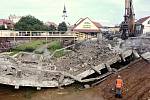 Most přes řeku Balinku v Třebíčské ulici šel k zemi, stavbaři vybudují nové přemostění.