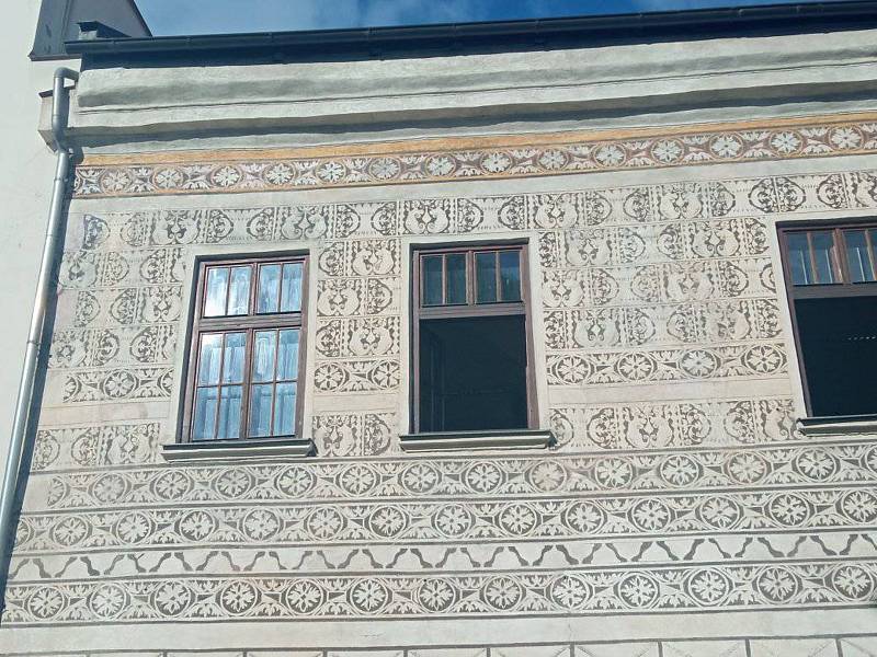 Náměstí ve Velkém Meziříčí je plné zajímavých budov, řadu z nich zdobí sgrafita.