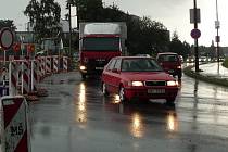 Stavba kruhového objezdu v Jihlavské ulici zkomplikovala šoférům cestu přes město.