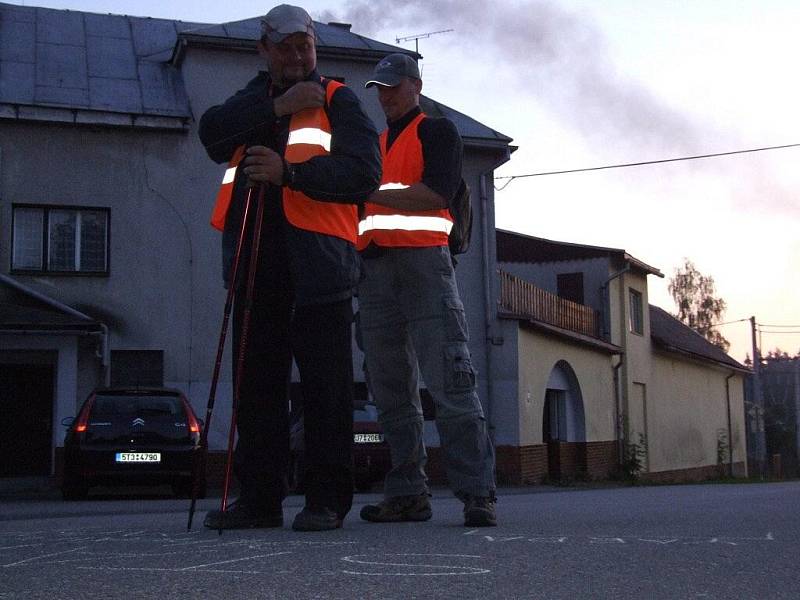 Odvážná dvojka mužů z Račína na Žďársku se v pátek úderem devatenácté hodiny vydala pešky do Brna.