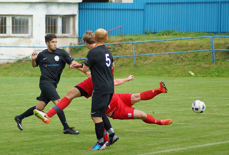 V derby rezerv se radovala juniorka Vrchoviny (v červeném), která v utkání bohatém na góly zdolala béčko Žďáru nad Sázavou (v černém) těsně 4:3.