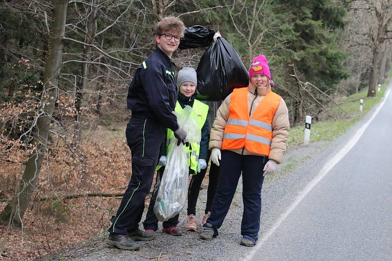 Do sbírání odpadků podíl silnic se pustili dobrovolní hasiči z Rokytna i z Kuklíku.