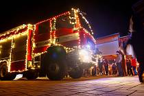 Hasiči v Novém Veselí se před Vánocemi opět bavili. Uspořádali akci pro veřejnost a osvětlili svůj vůz.