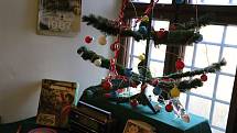 Výstava nazvaná Když stromeček zazáří představuje nejen vánoční výzdobu a stolování, ale také nejrůznější dárky tehdejší doby