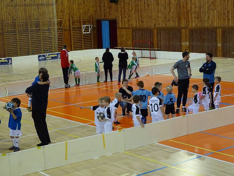 Turnaj pro nejmladší fotbalisty a fotbalistky se druhou dubnovou sobotu uskutečnil ve žďárské sportovní hale na Bouchalkách.