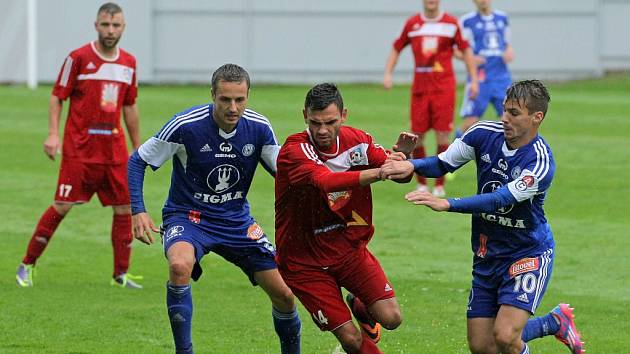 Fotbalisté Velkého Meziříčí olomouckou Sigmu nezaskočili a v poháru končí. Ve včerejším utkání ovšem herně nepropadli. Na snímku se mezi Tomášem Janotkou (zleva v modrém) a Janem Navrátilem probíjí domácí Robin Demeter. 