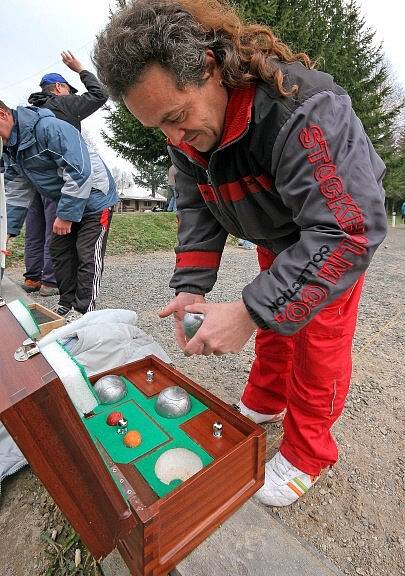 Pétanque je původem francouzská společenská hra pro dvě 1 až 3 členná družstva, které se snaží umístit koule co nejblíže k cíli, který tvoří dřevěná kulička, tzv. prasátko.