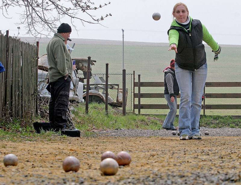 Pétanque je původem francouzská společenská hra pro dvě 1 až 3 členná družstva, které se snaží umístit koule co nejblíže k cíli, který tvoří dřevěná kulička, tzv. prasátko.