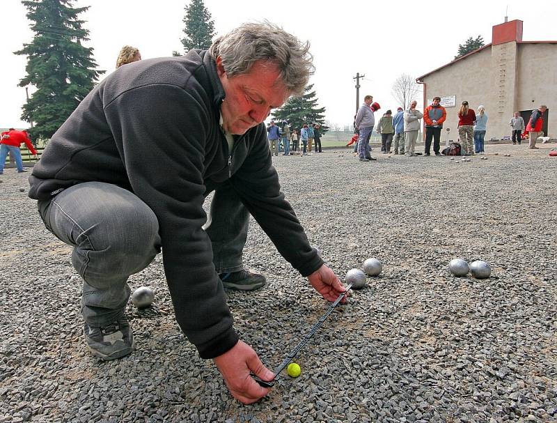 Pétanque je původem francouzská společenská hra pro dvě 1 až 3 členná družstva, které se snaží umístit koule co nejblíže k cíli, který tvoří dřevěná kulička, tzv. prasátko.