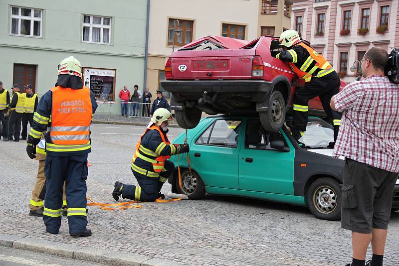 Diváci si na Vratislavově náměstí užívali atraktivní podívanou.