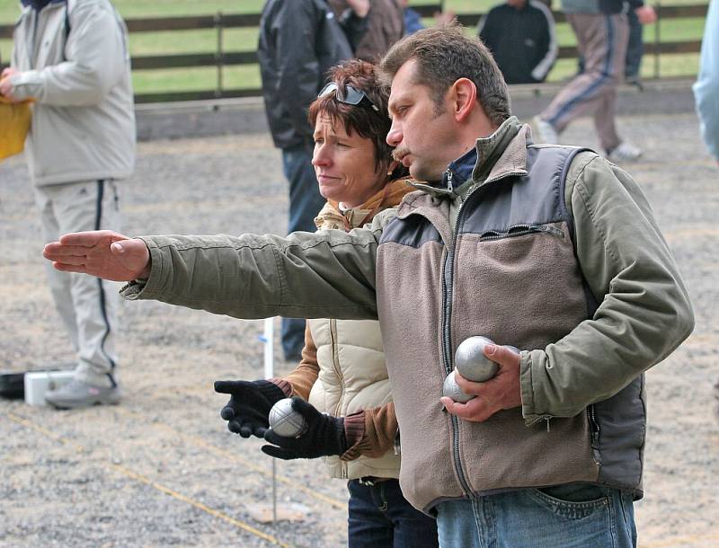 Pétanque je původem francouzská společenská hra pro dvě 1 až 3 členná družstva, které se snaží umístit koule co nejblíže k cíli, který tvoří dřevěná kulička, tzv. prasátko.