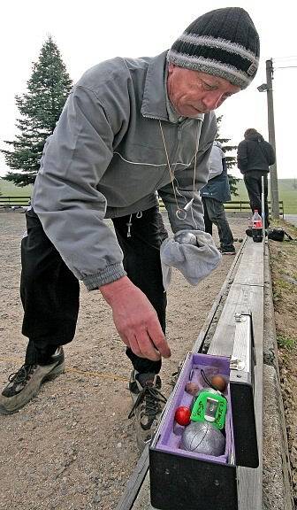 Pétanque je původem francouzská společenská hra pro dvě 1 až 3 členná družstva, které se snaží umístit koule co nejblíže k cíli, který tvoří dřevěná kulička, tzv. prasátko.