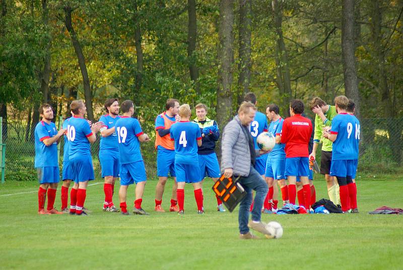 Fotbalistům Radešínské Svratky (v modrém) se v neděli dařilo, v derby zdolali výrazně omlazenou sestavu rezervy FC Žďas (v bílém) 3:0.