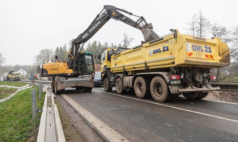 Na silnici 38 okolo obce Sklené nad Oslavou byla 19.4. 2017 zahájena stavba obchvatu.