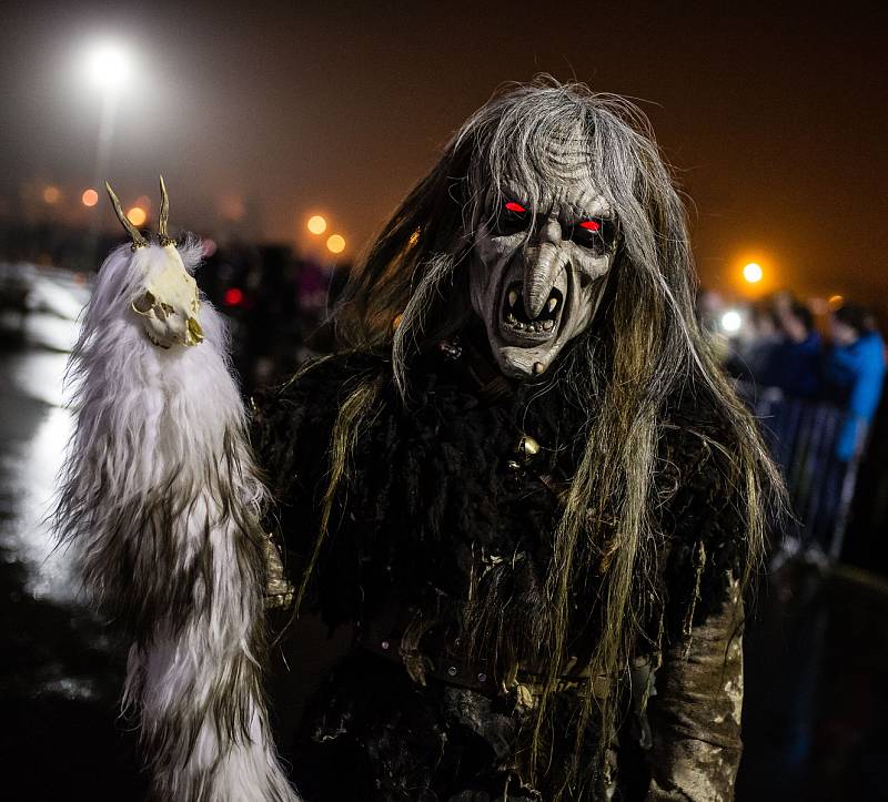 Pochod krampusů ve Žďáře nad Sázavou.