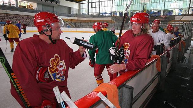 Jihlavští hokejisté (zleva v červených dresech Oldřich Bakus a Ladislav Rytnauer) zahájí druhou část přípravy na novou prvoligovou sezonu dnes dopoledne, na ledě se však poprvé představí až v pondělí. 