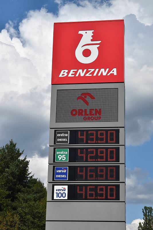 Na benzínkách s nízkými cenami pohonných hmot se tvoří fronty.