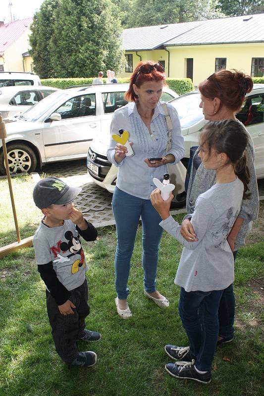 Naučná stezka kolem Konventského rybníka ve Žďáře nad Sázavou se na nedělní odpoledne proměnila v pohádku. Na zhruba dva a půl kilometrech stezky se děti i jejich rodiče potkali s bílou paní, vodníkem a vodnicí, ježibabou v perníkové chaloupce, vílami, tr