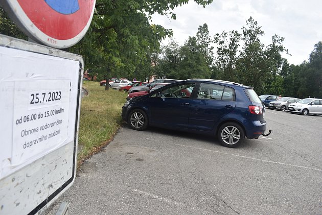 Důležité parkoviště ve Žďáře je v úterý zčásti zavřené. Kvůli obnově značení