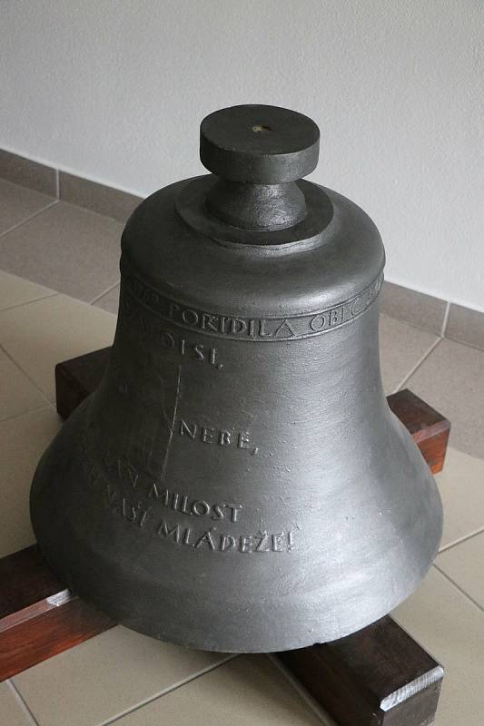 Zvonařská dílna se do Martinic přesunula v roce 1969 a zabydlela se ve stodole domu Aloise Drápely v čísle dvanáct.