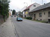 Frekventovaná Nečasova ulice v Novém Městě na Moravě bude dlouhodobě uzavřena kvůli výstavbě chodníku a rekonstrukci sítí. Lidé žijící v ulici se nedostanou s auty ke svým garážím.