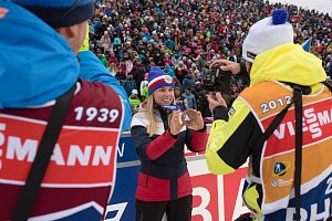 Po devíti letech přebraly v Novém Městě na Moravě členky štafety biatlonistek bronzové medaile z olympijských her v Soči. Medaili ukazuje Eva Puskarčíková.