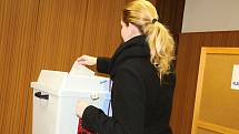Ve volební místnosti v Novém Veselí se ani pár minut před koncem voleb dveře netrhly.