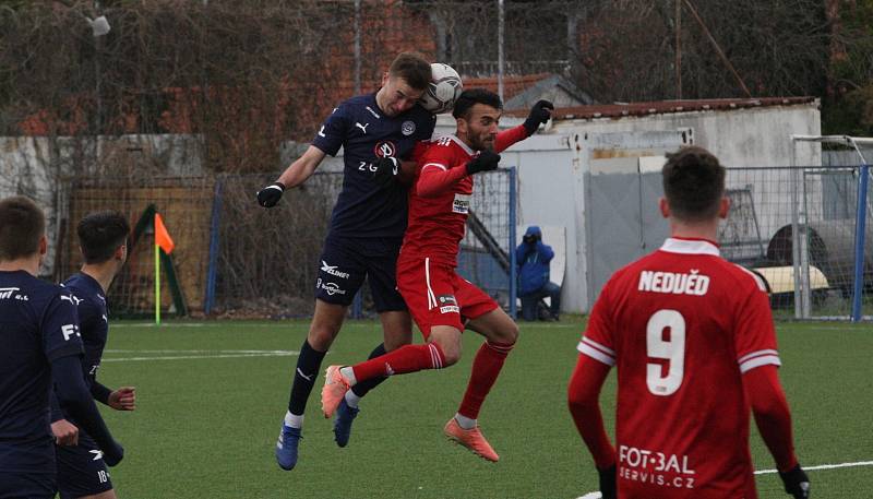 Fotbalisté Slovácka B (v černém) ve 22. kole MSFL podlehli na kunovické Bělince Velkému Meziříčí (v červeném) 0:1.