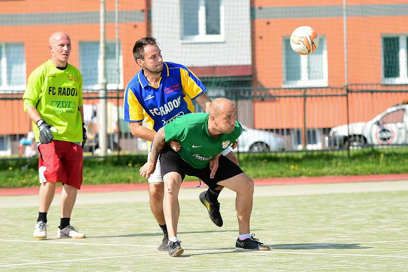 Fotbalisté Alka (v zelených dresech) si vyšlápli na vítěze předchozího ročníku Žďárské ligy malé kopané. Benjamin (v pruhovaném) zdolali výsledkem 5:3.